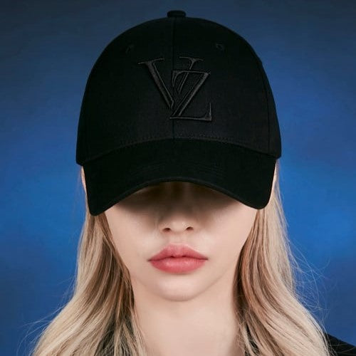 【VARZAR】設計款大LOGO扣帶棒球帽(黑色)